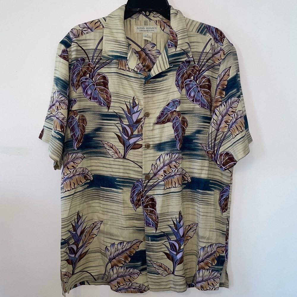 Island Republic Monsterra Leaf Pattern Hawaiian style Silk Shirt Size Medium